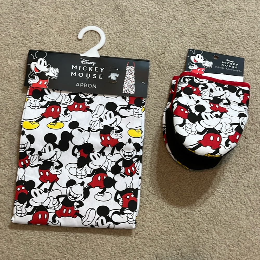 NEW Disney Mickey Mouse Apron And 2 Pack Mini Oven Mitts